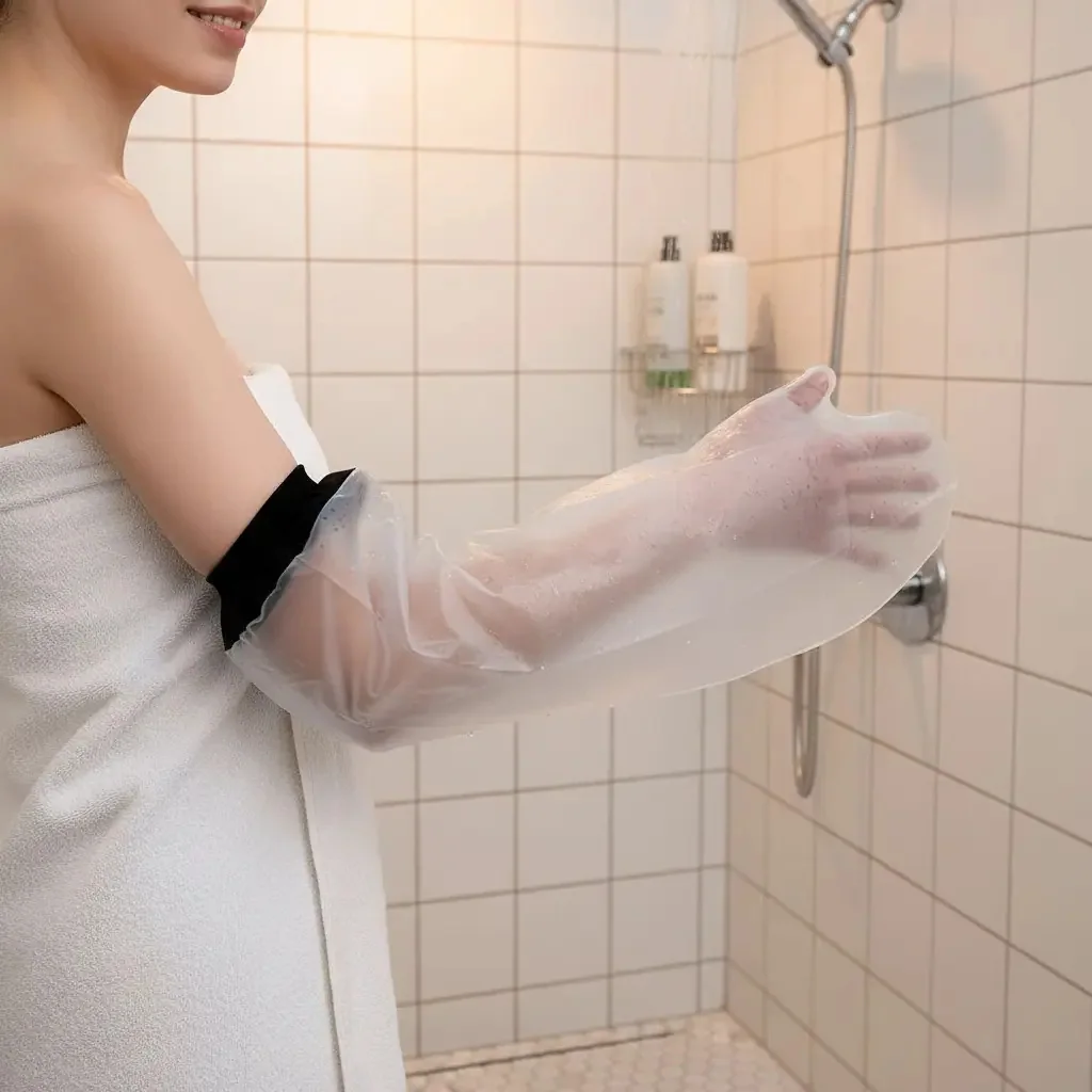 Protector Impermeable Recovery para Brazo con Yeso 56 x 24 x 14 cm — ejemplo de uso en la ducha