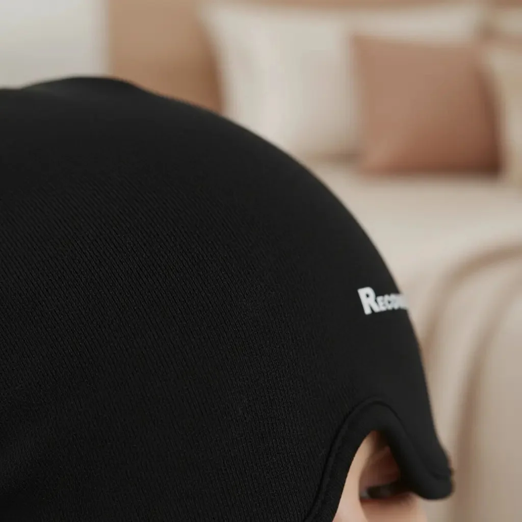 Gorro Gel Recovery 360° Frío/Calor para Migraña — detalle del gorro en uso